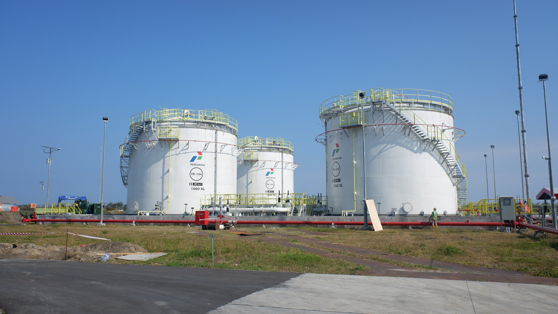 Industriële opslagtanks bij een energie-installatie